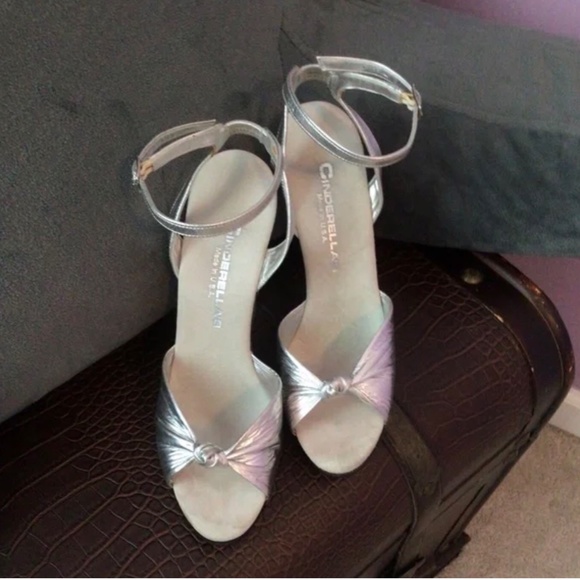 Cinderella’s Silver Heels 4 1/2” ‘glass’ heel w 1/2” platform, like new. Size7 - Picture 4 of 4